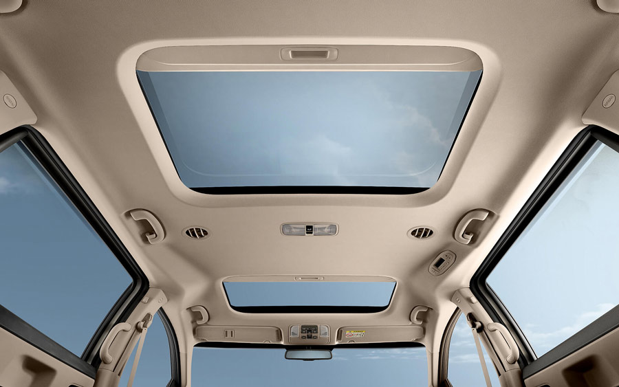 Cửa sổ trời toàn cảnh của xe Kia Sedona