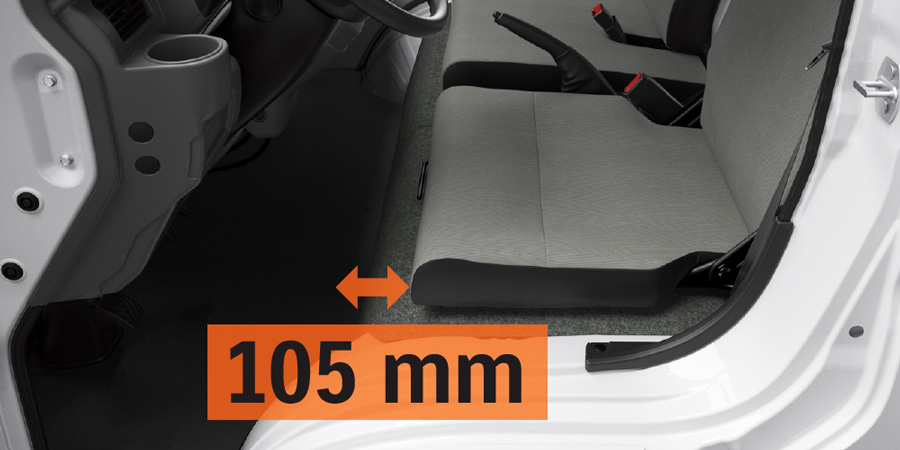 Ghế tài xế có thể điều chỉnh độ trượt trong khoảng 105mm, vì thế bạn có thể chọn được tư thế ngồi lái thoải mái nhất