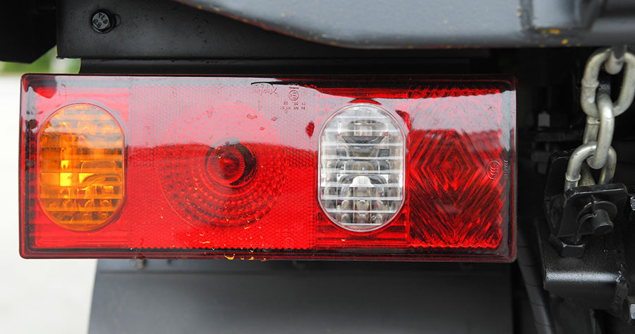 Đèn hậu xe tích hợp báo rẻ vuông vức, đơn giản & thực dụng