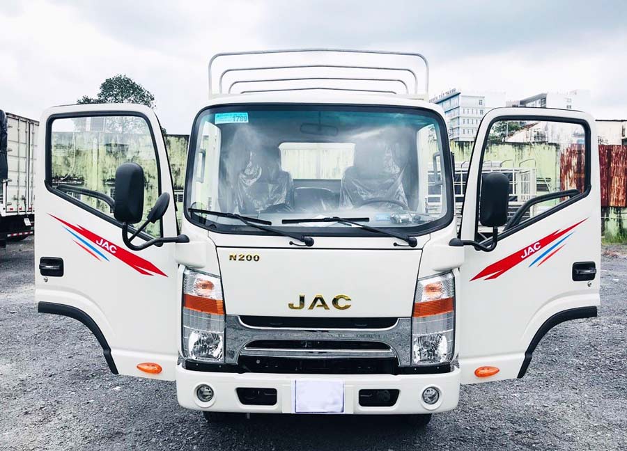 Xe tải JAC 1T9 Cabin vuông, gương chiếu hậu kiểu đôi, gắng trên góc cabin cho tầm nhìn gầm đầu xe và phía sau tốt hơn