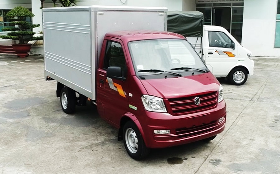 Xe tải TMT DFSK K01s thùng kín (màu đỏ) và K01s thùng khung mui bạt (màu trắng)