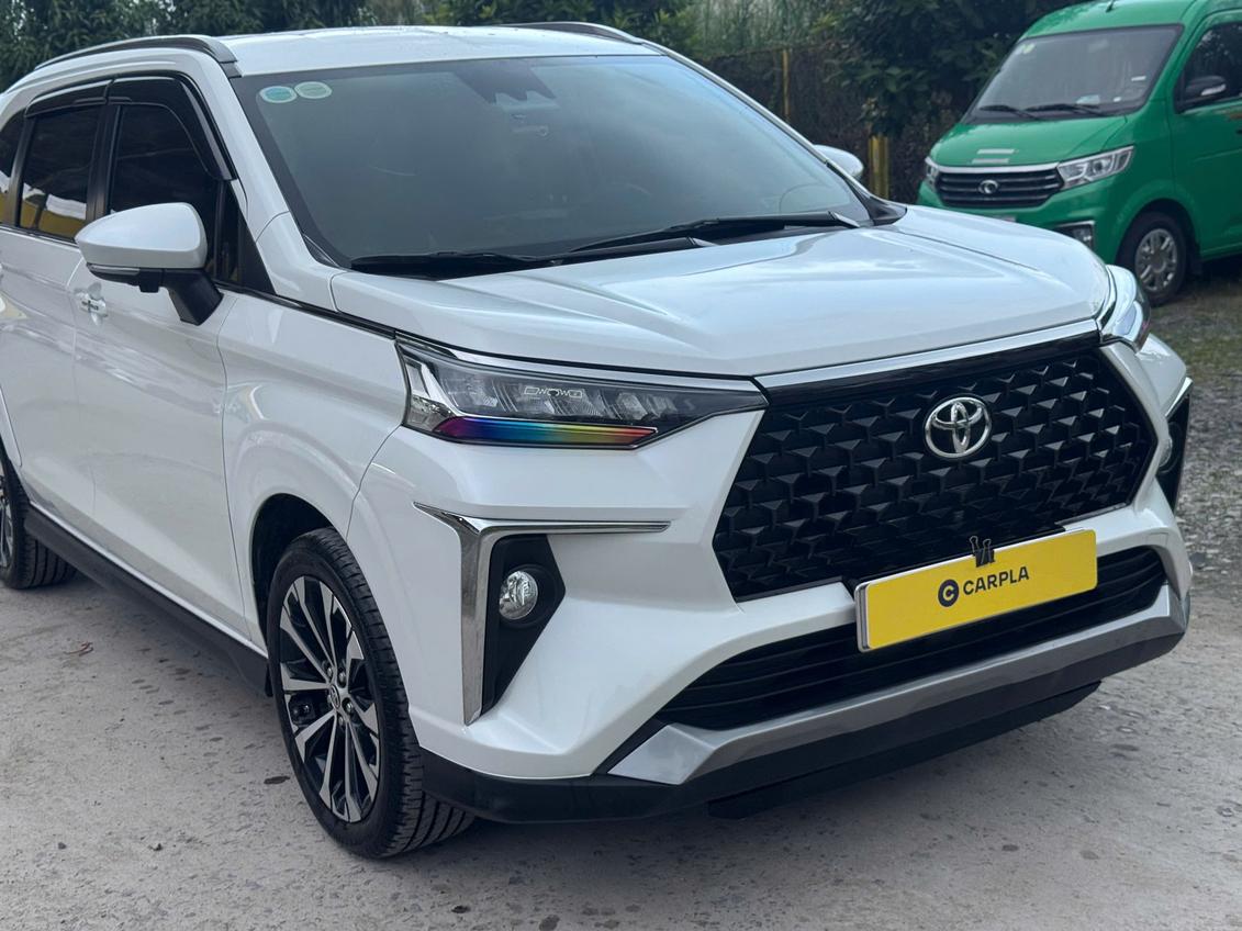 Hình ảnh xe Toyota Veloz CVT TOP 2023 màu trắng, MPV 7 chỗ đã qua sử dụng.