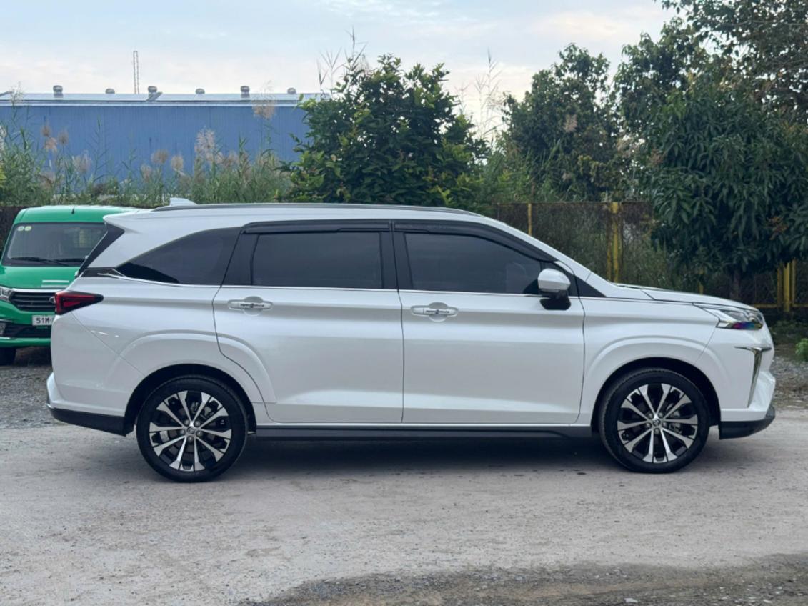 Hình ảnh xe Toyota Veloz CVT TOP 2023 màu trắng, MPV 7 chỗ đã qua sử dụng.