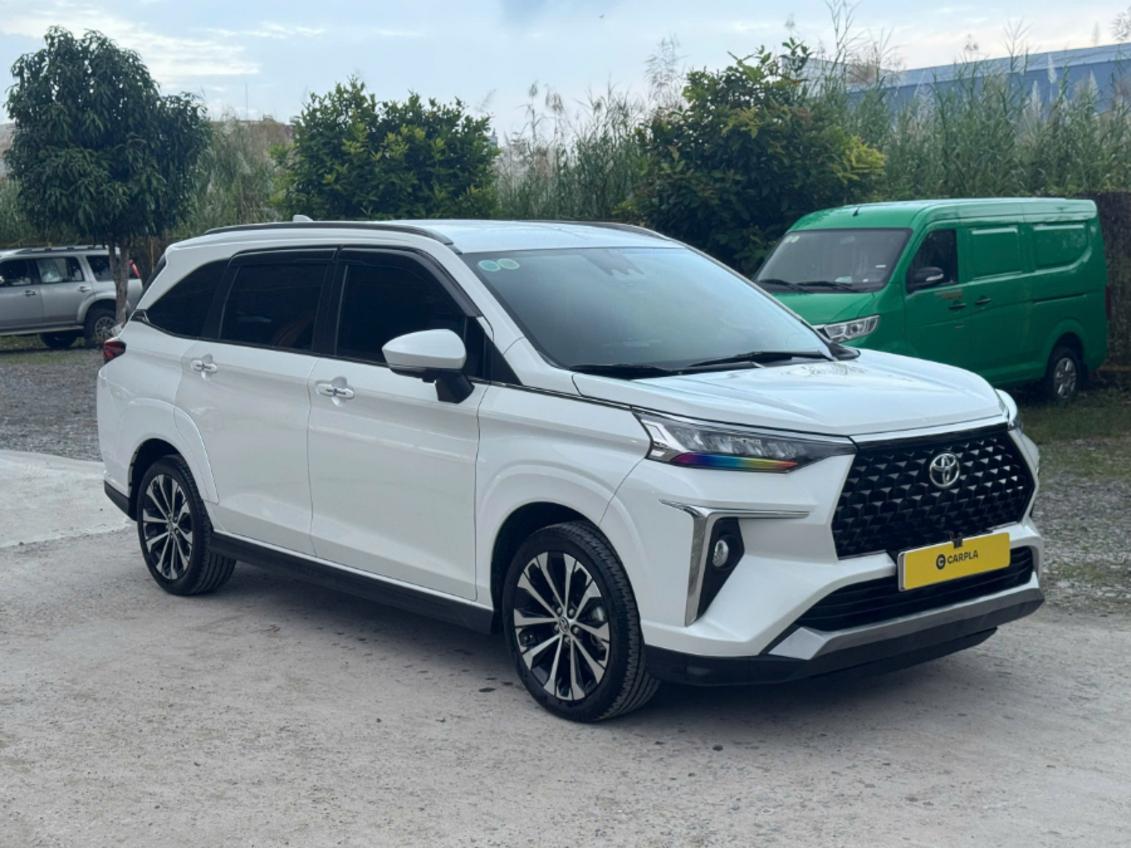 Hình ảnh xe Toyota Veloz CVT TOP 2023 màu trắng, MPV 7 chỗ đã qua sử dụng.