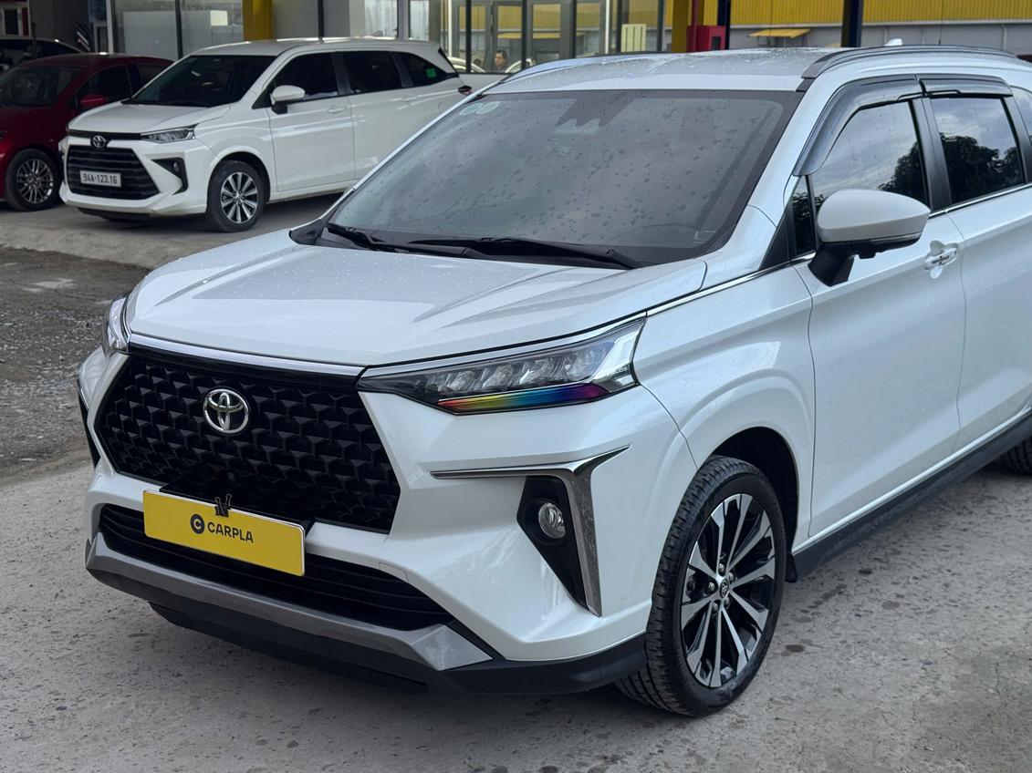 Hình ảnh xe Toyota Veloz CVT TOP 2023 màu trắng, MPV 7 chỗ đã qua sử dụng.