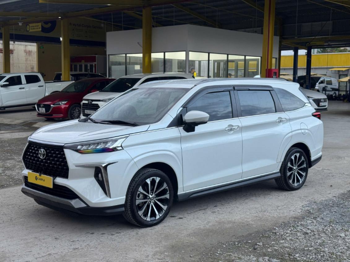 Hình ảnh xe Toyota Veloz CVT TOP 2023 màu trắng, MPV 7 chỗ đã qua sử dụng.