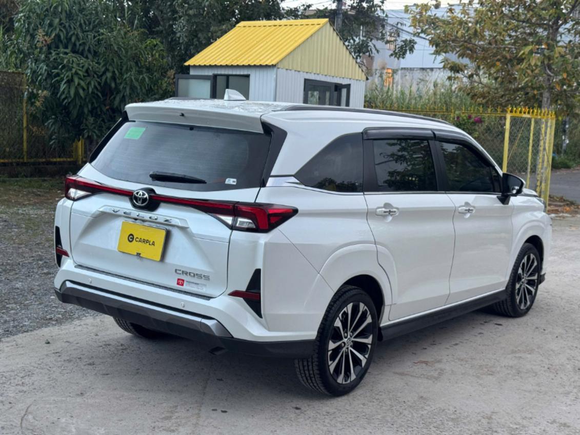 Hình ảnh xe Toyota Veloz CVT TOP 2023 màu trắng, MPV 7 chỗ đã qua sử dụng.