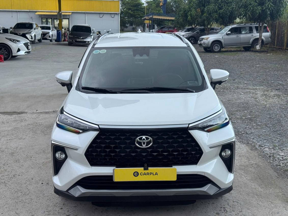 Hình ảnh xe Toyota Veloz CVT TOP 2023 màu trắng, MPV 7 chỗ đã qua sử dụng.