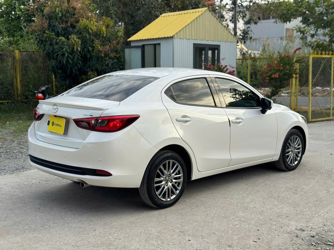 Mazda 2 Luxury 2023 màu trắng, xe sedan đã qua sử dụng
