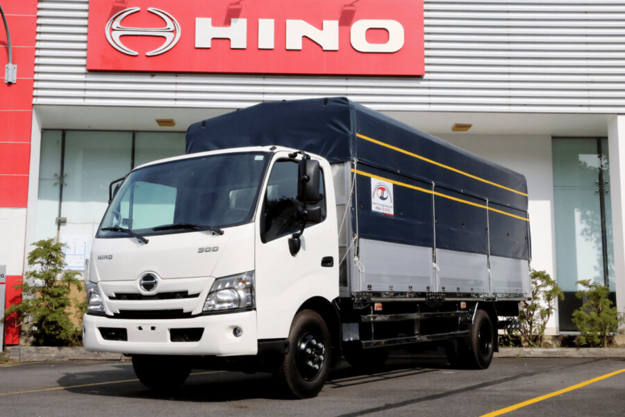Hino XZU 730 thùng mui bạt Trường Long (Euro 5 4T7)
