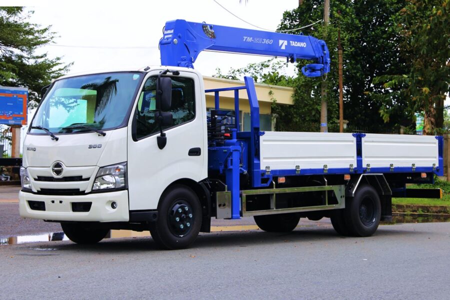 Xe tải cẩu Euro 5 Hino XZU720L 2 tấn 5 cần Tadano