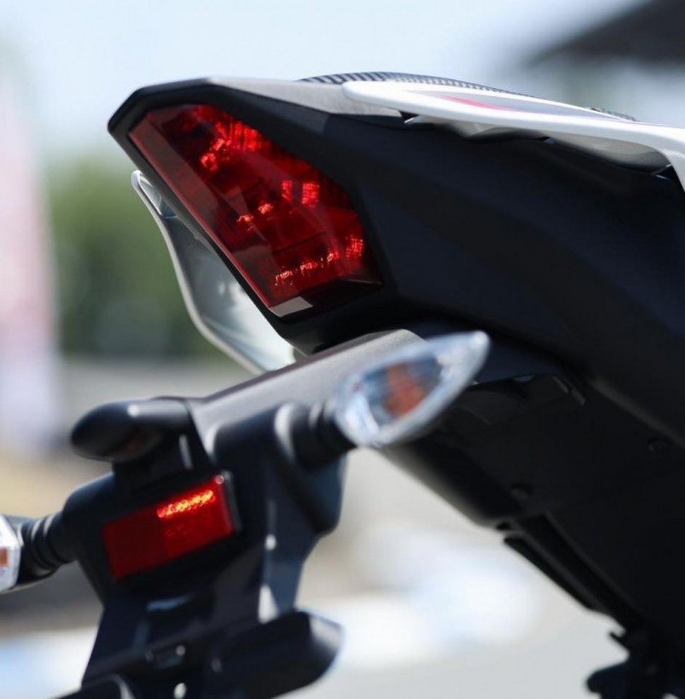 Yamaha R15 2026 ra mắt: Vua côn tay mới giá 85 triệu đồng