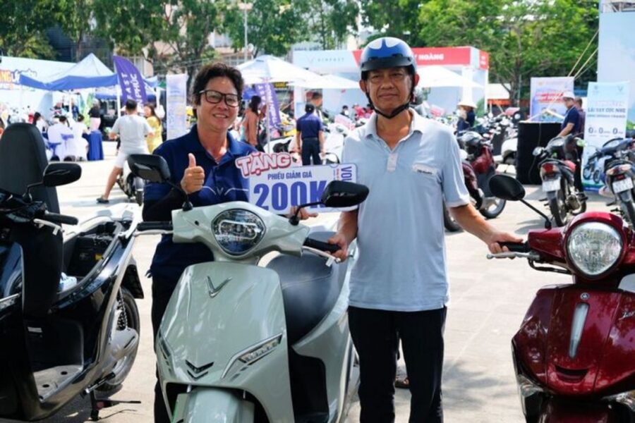 Người dân Cần Thơ hào hứng đổi xe xăng sang xe điện VinFast