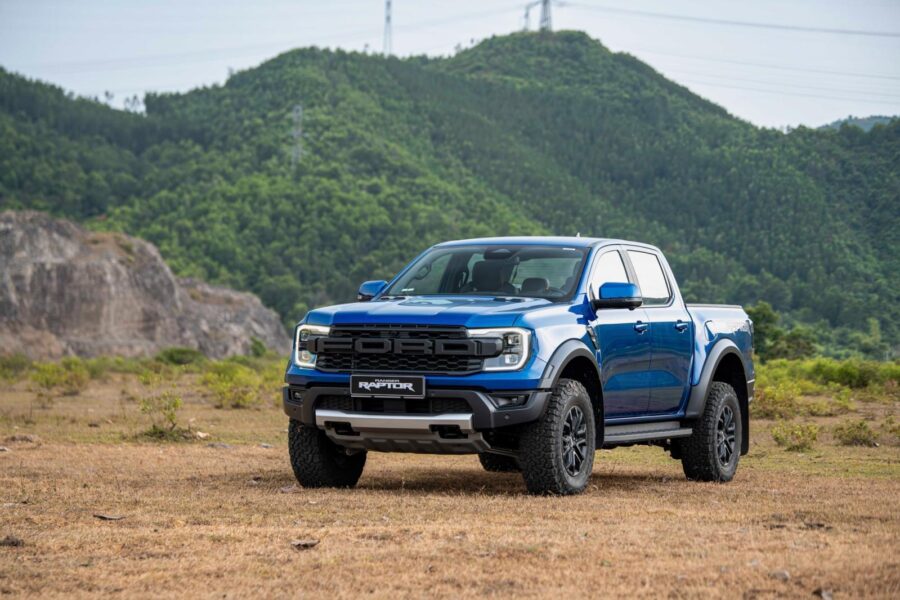 Ford Ranger Raptor V6 3.0L 2026 — góc đầu xe 3/4 trên địa hình đồi núi