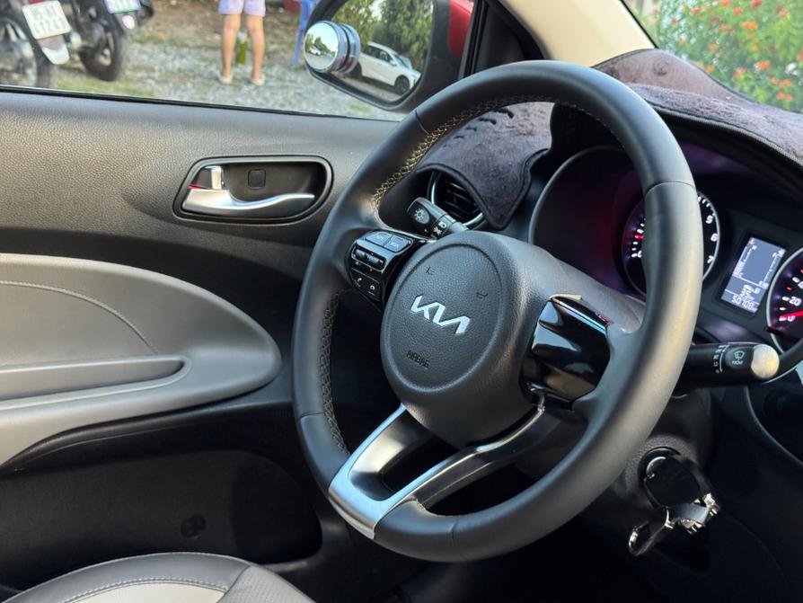 Kia Soluto MT bản đủ 2024 màu trắng