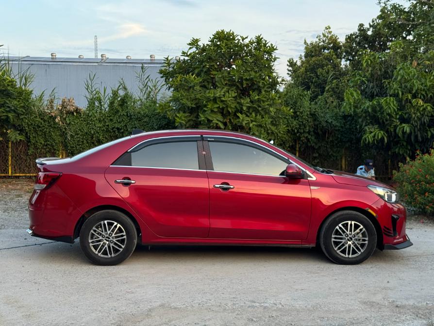Kia Soluto MT bản đủ 2024 màu trắng