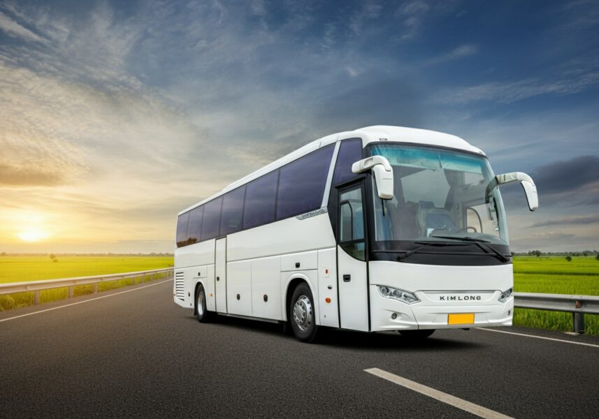 Xe khách Kim Long 99 chạy trên cao tốc với cánh đồng lúa miền Tây