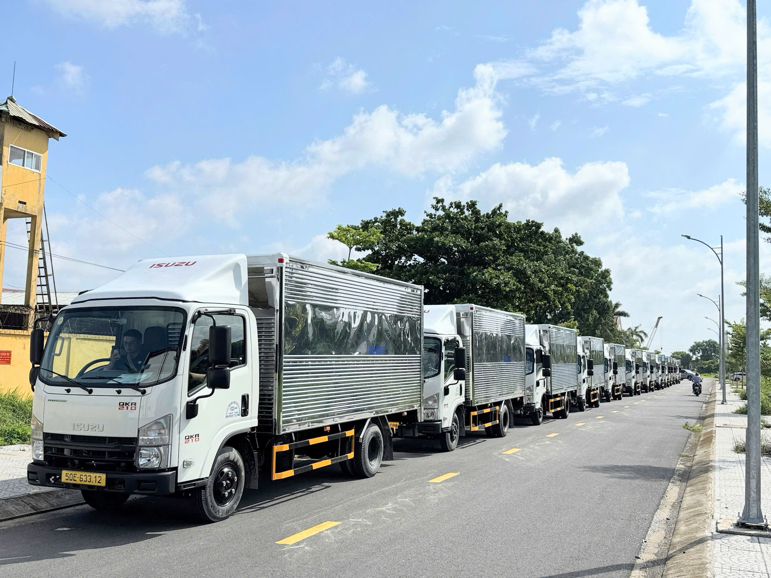 Đoàn xe Isuzu Vận Tải 365 lăn bánh trên đường