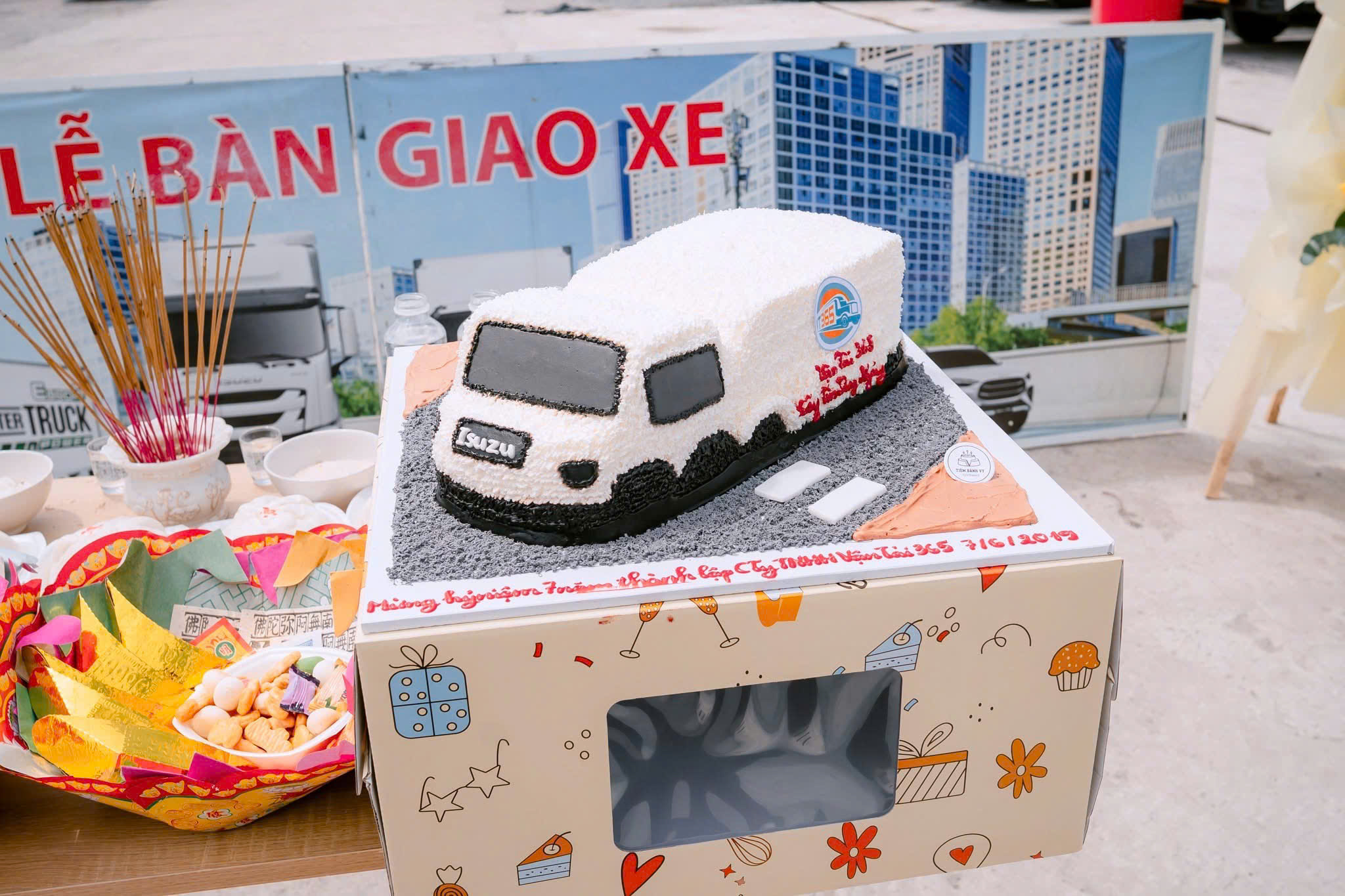 Bánh kem mô hình xe tải Isuzu độc đáo