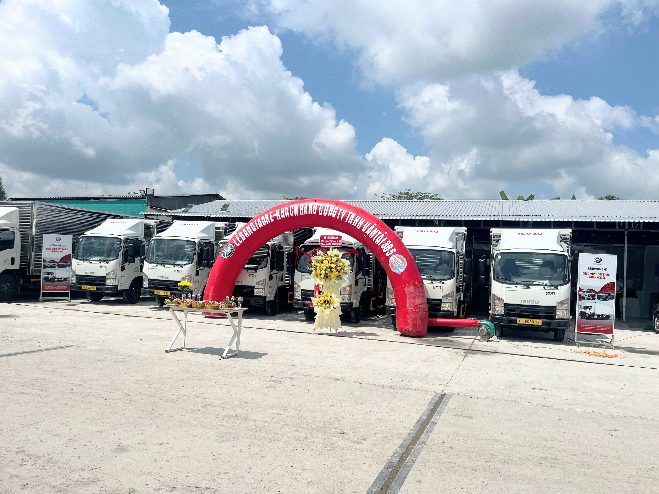 Lễ bàn giao xe Isuzu chuẩn bị khai lễ