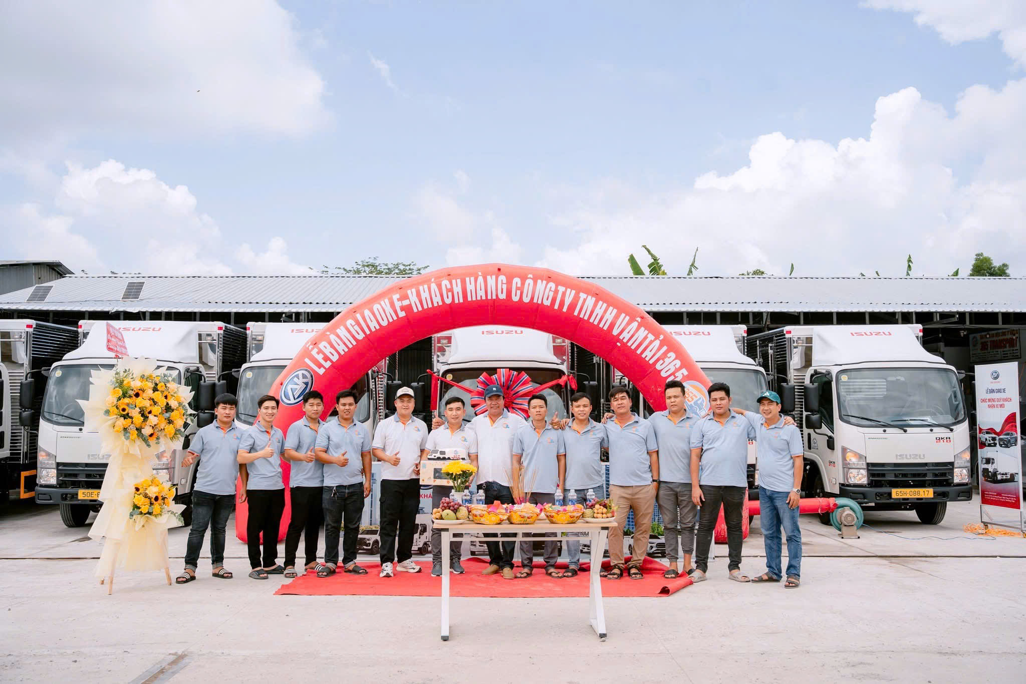 Nghi thức bàn giao xe Isuzu trang trọng