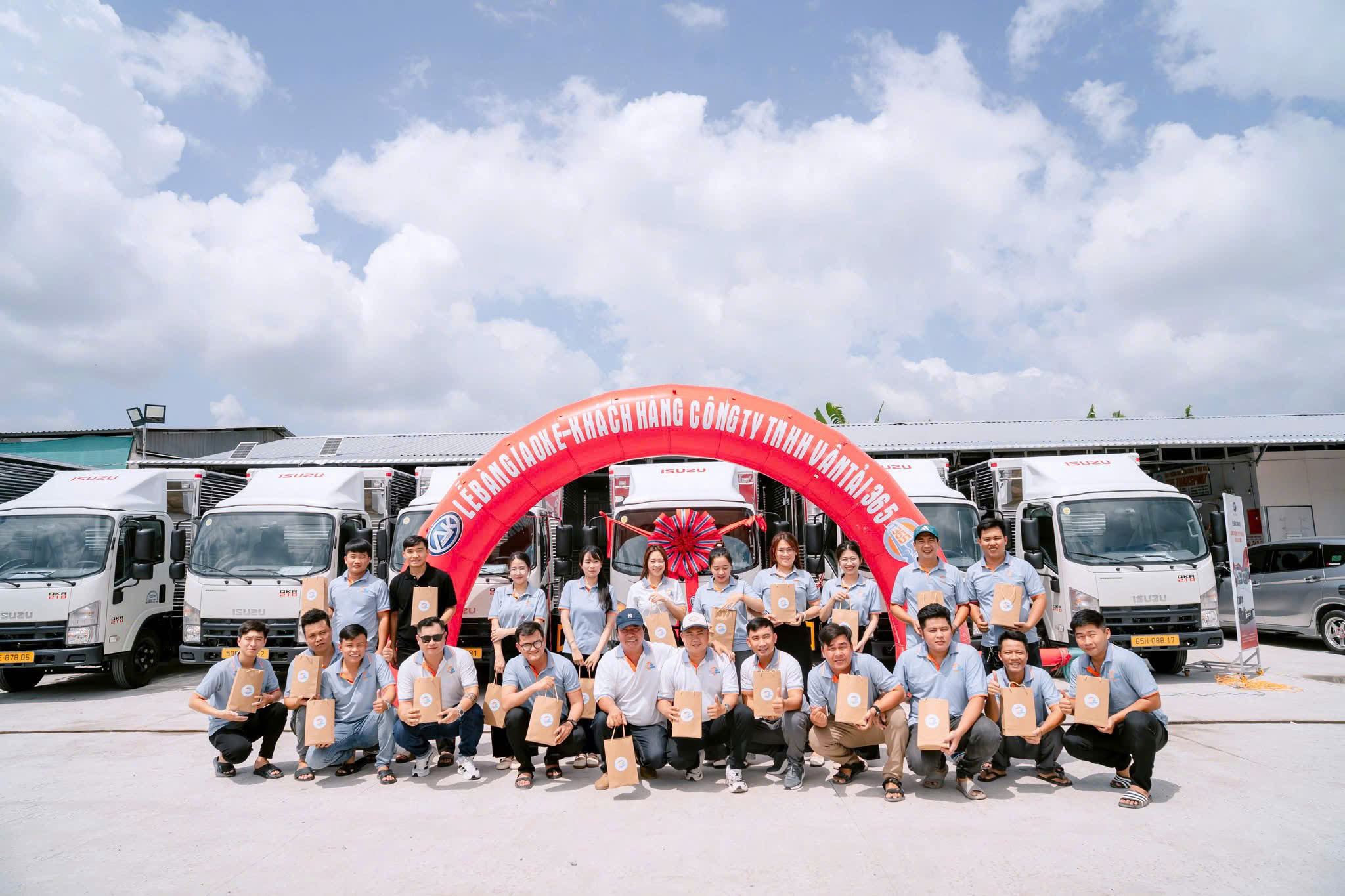 Lễ bàn giao xe Isuzu cho Công ty TNHH Vận Tải 365