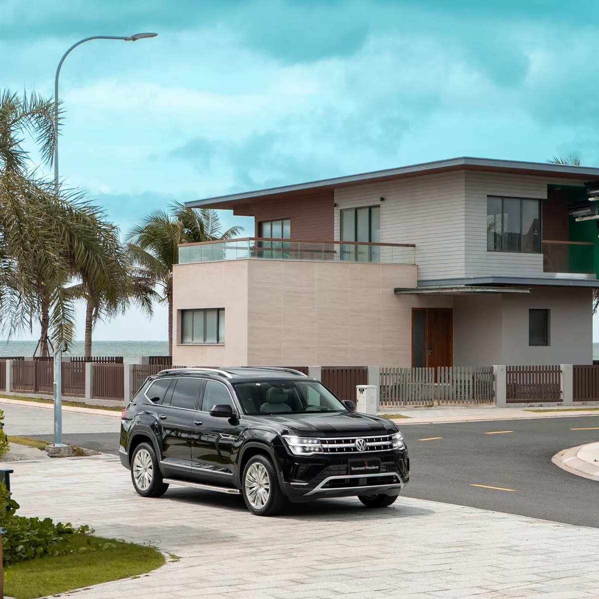 Thân xe Teramont President nhìn ngang — tỉ lệ SUV cỡ lớn với bậc lên xuống và mâm cao cấp