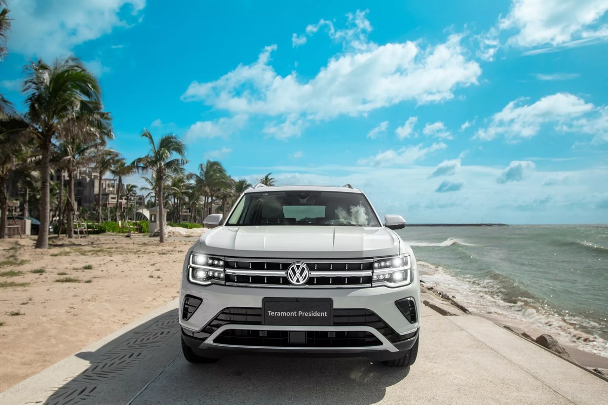 Teramont President trên cung đường ven biển — phong thái SUV cỡ lớn sang trọng