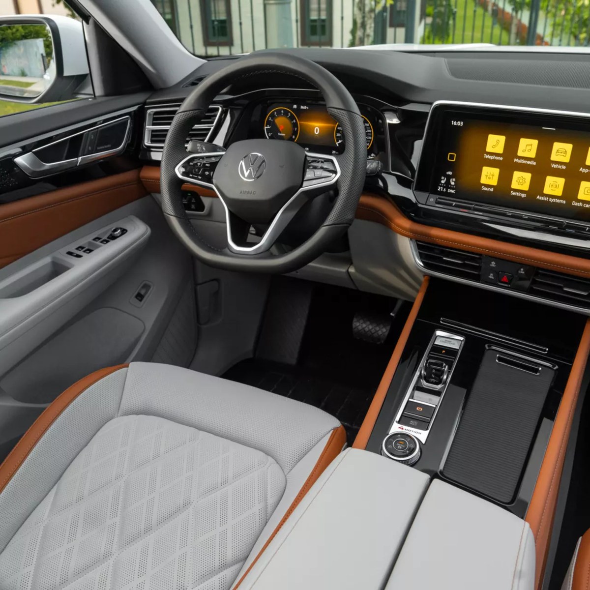 Cockpit President — vô lăng thể thao cùng màn hình giải trí cảm ứng hiện đại