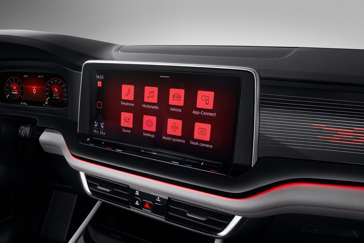 Teramont X đỏ giữa không gian đô thị — chất coupe-SUV nổi bật giữa đám đông