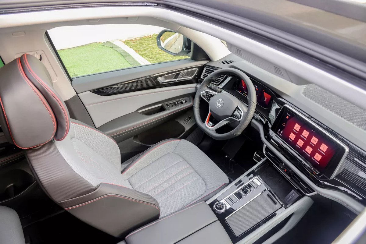 Cockpit Teramont X — vô lăng thể thao, màn 12 inch Gesture Control và ghế da viền đỏ