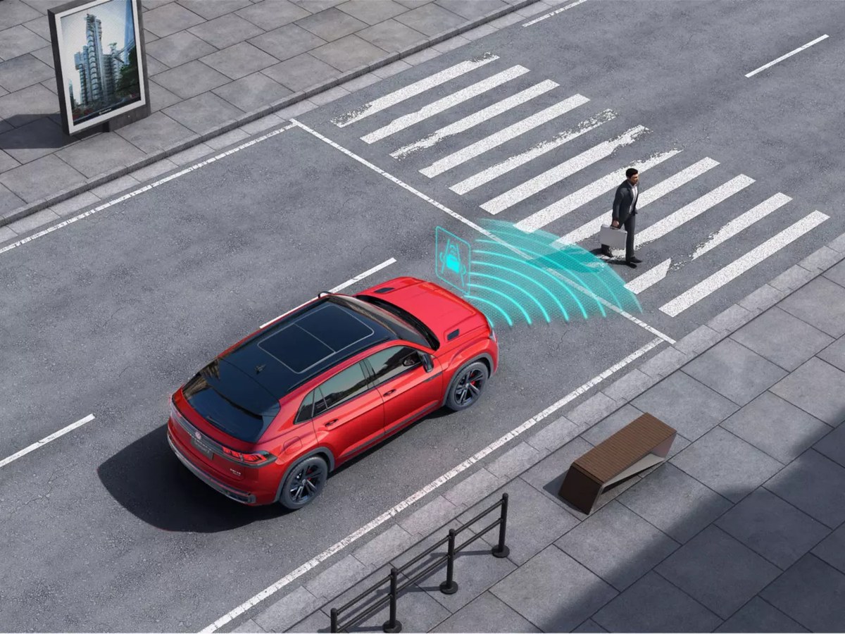 AEB của Teramont X nhận diện người đi bộ và tự phanh — phản hồi nhanh hơn 2,2 lần