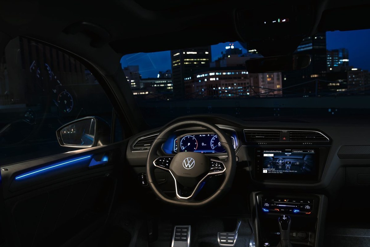 Cabin Tiguan về đêm với đèn viền 30 màu — chất sang trọng kiểu châu Âu