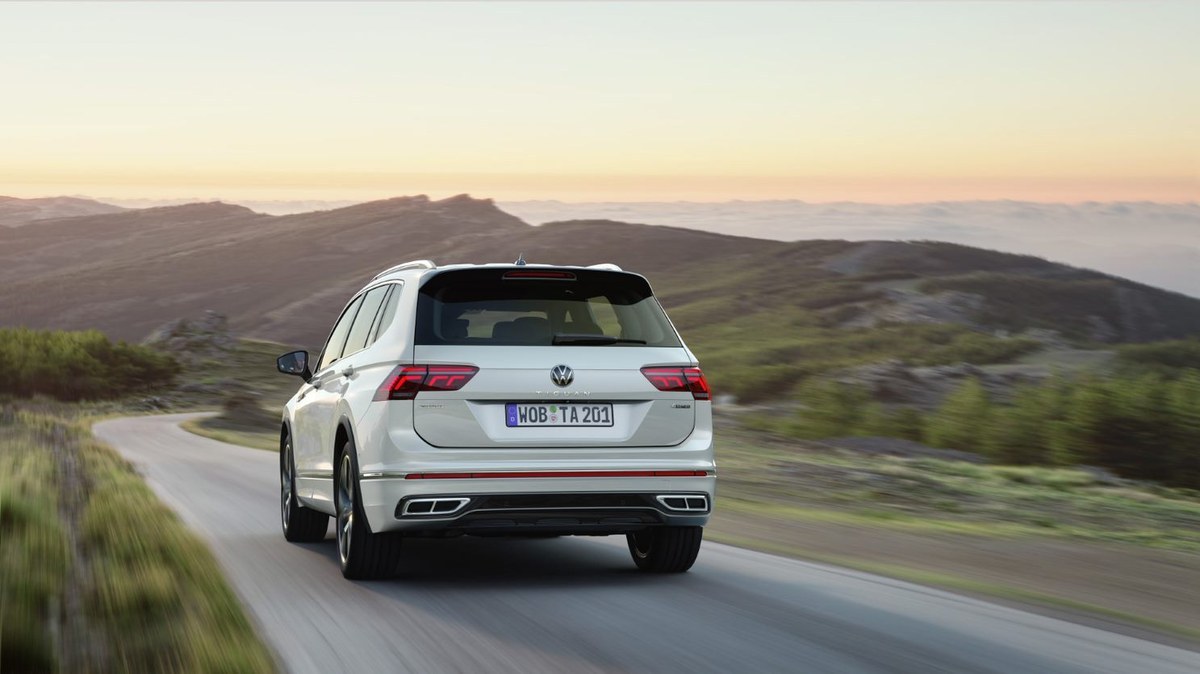 Tiguan trên đường đèo lúc hoàng hôn — 4MOTION sẵn sàng cho mọi địa hình