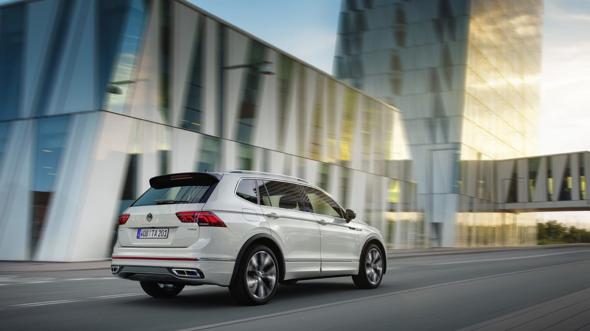 Đuôi xe Tiguan với cụm đèn hậu LED kéo ngang và cánh gió tích hợp