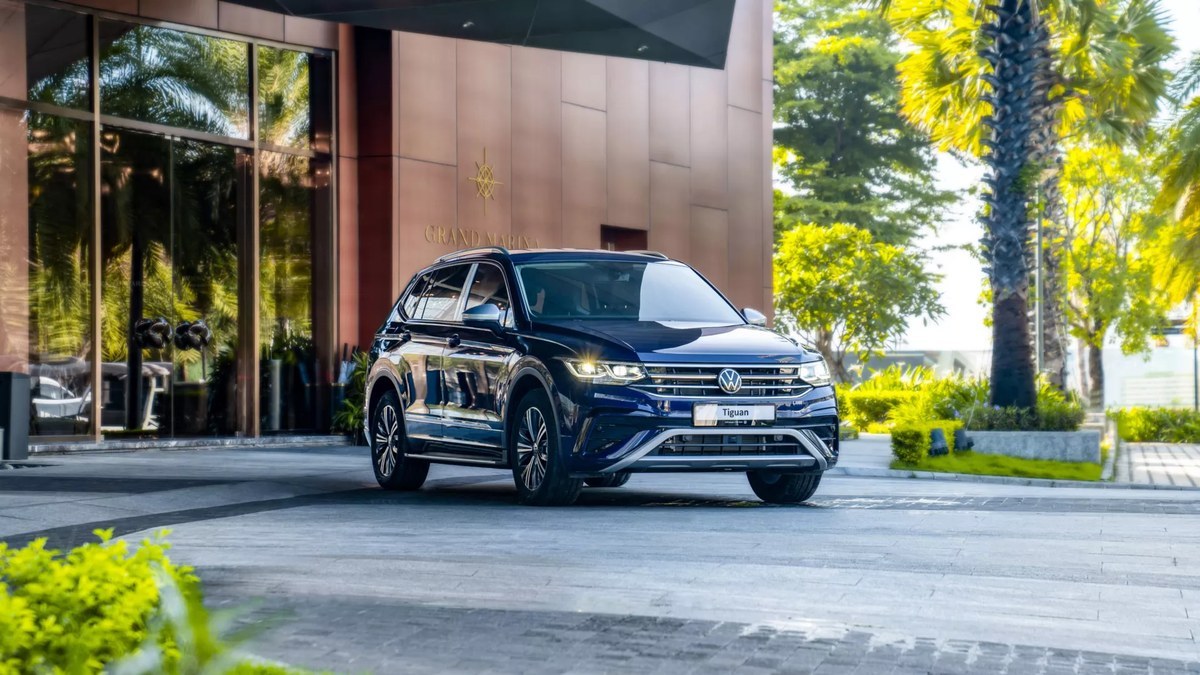 Tiguan dọc hàng dừa ven biển — người bạn đồng hành cho mọi chuyến đi miền Tây