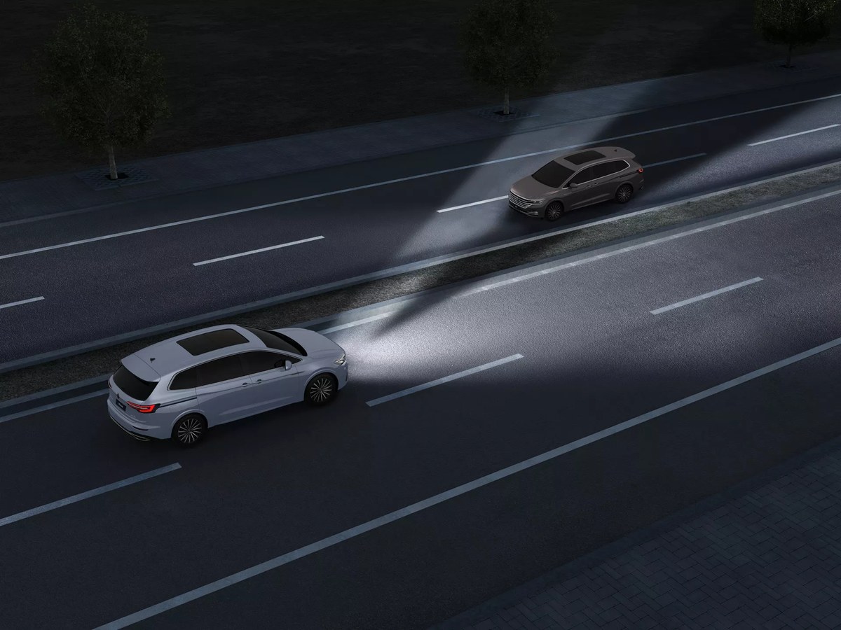 Đèn IQ.LIGHT của Viloran tự điều chỉnh góc chiếu khi vào cua và theo điều kiện thời tiết
