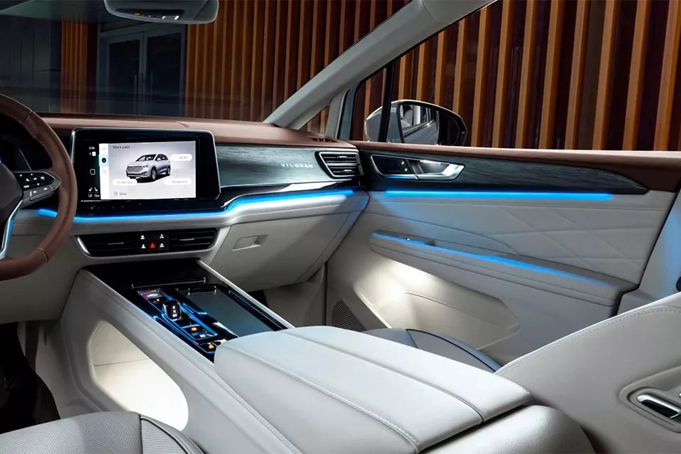 Ambient Lighting 30 màu trên Viloran Luxury cùng tên xe khắc nổi trên taplo