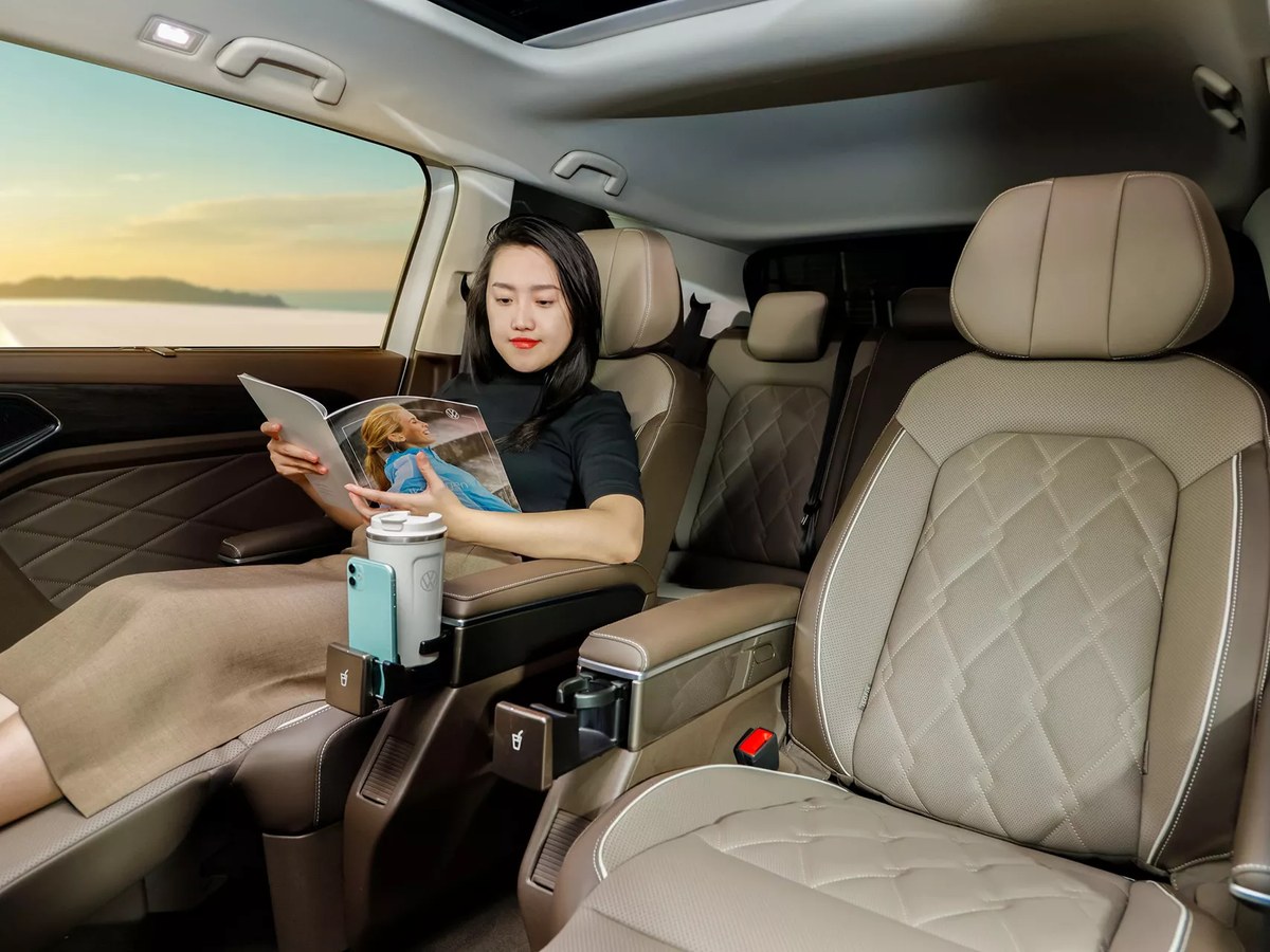 Ghế thương gia hàng 2 của Viloran Luxury — ngả 70°, đỡ chân 90°, massage và không gian riêng tư