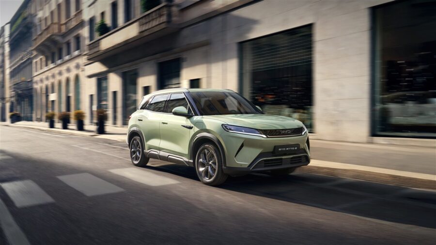 BYD Atto 2 màu xanh lá chạy trên phố