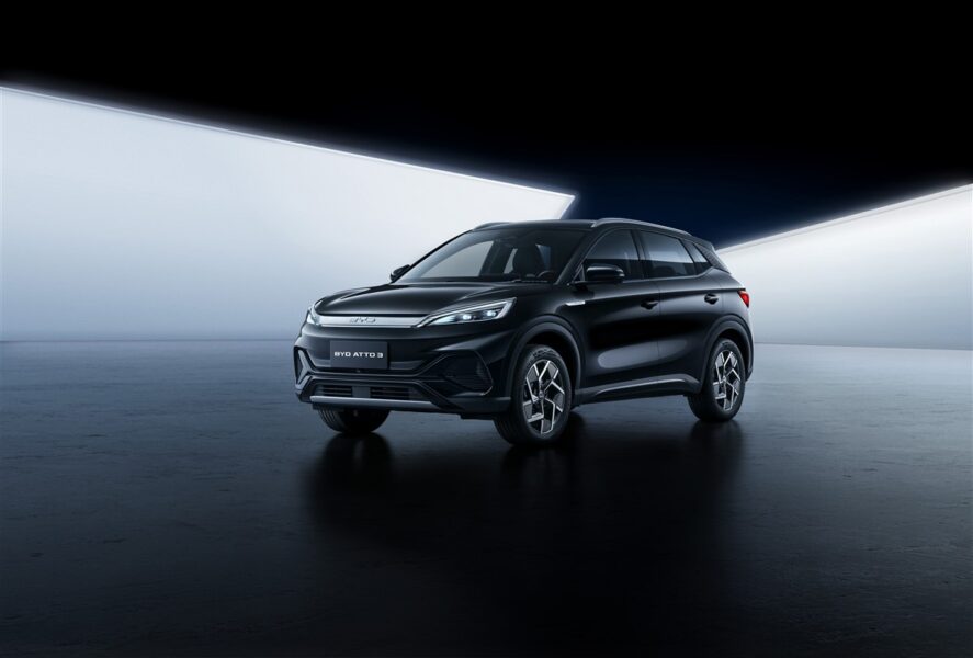 BYD Atto 3 màu đen studio ánh sáng dải ngang ấn tượng
