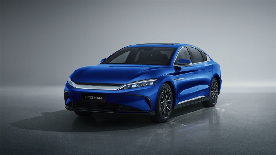 BYD Han góc 3/4 phía trước trong studio