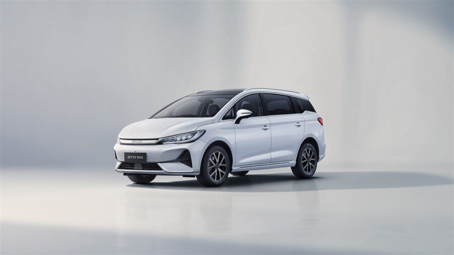 BYD M6 góc nhìn ba phần tư phía trước