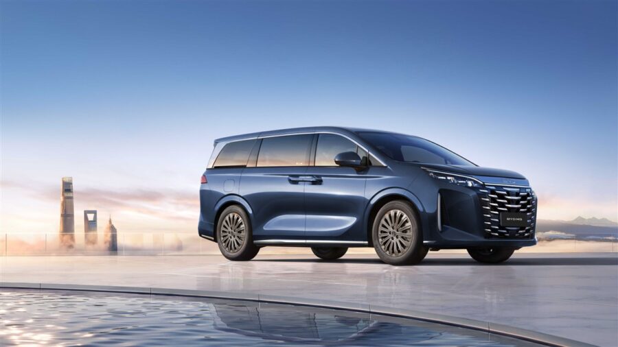 BYD M9 góc nghiêng trong studio
