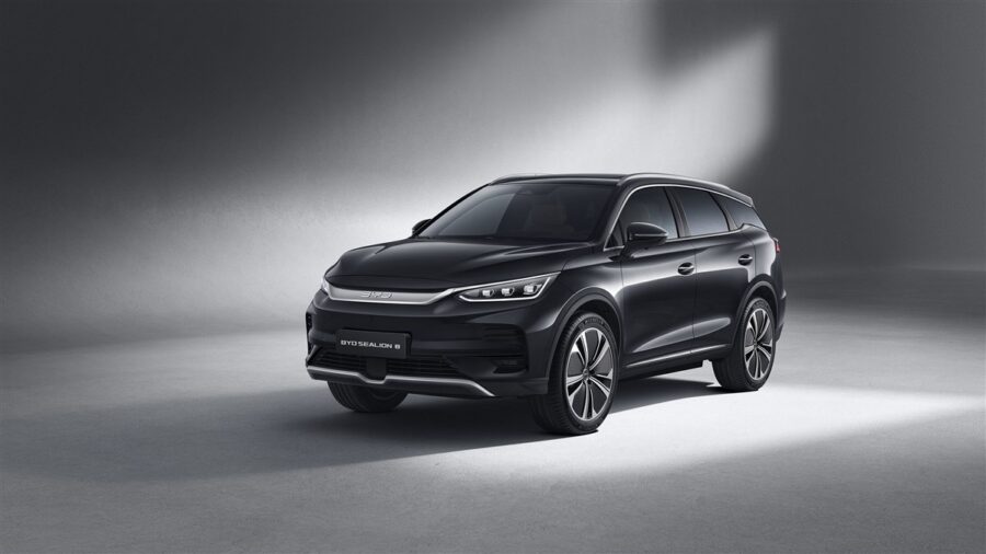 BYD Sealion 8 góc 3/4 phía trước trong studio