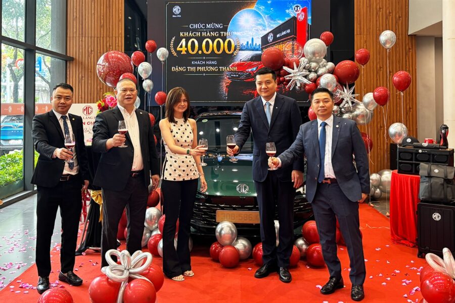 Lễ bàn giao xe thứ 40.000 của MG Việt Nam tại đại lý MG Láng Hạ