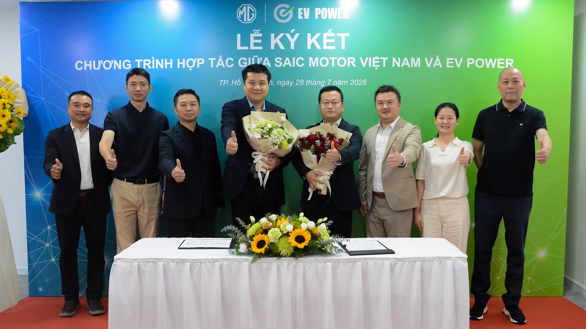 Ban lãnh đạo MG Việt Nam và EV Power tại lễ ký kết hợp tác