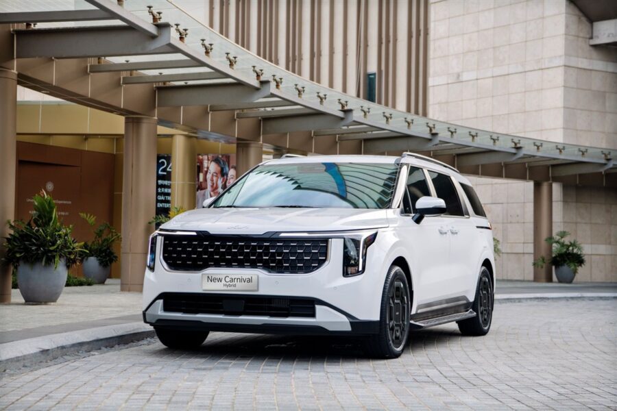 New Carnival Hybrid Luxury đậu trước sảnh khách sạn, phù hợp dịch vụ đưa đón cao cấp
