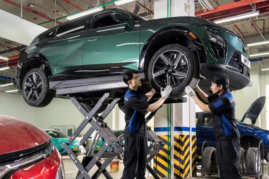 Kỹ thuật viên kiểm tra xe điện VinFast tại xưởng dịch vụ