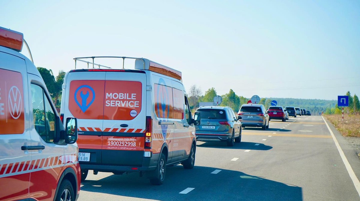 Doan xe Volkswagen Mobile Service di chuyen tren duong